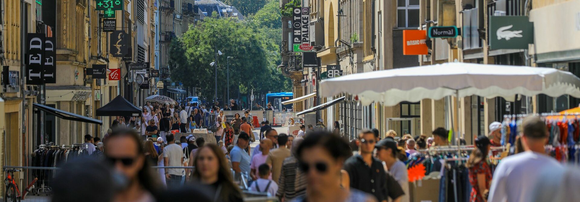 Photo de la braderie qui se déroule chaque année rue Serpenoise