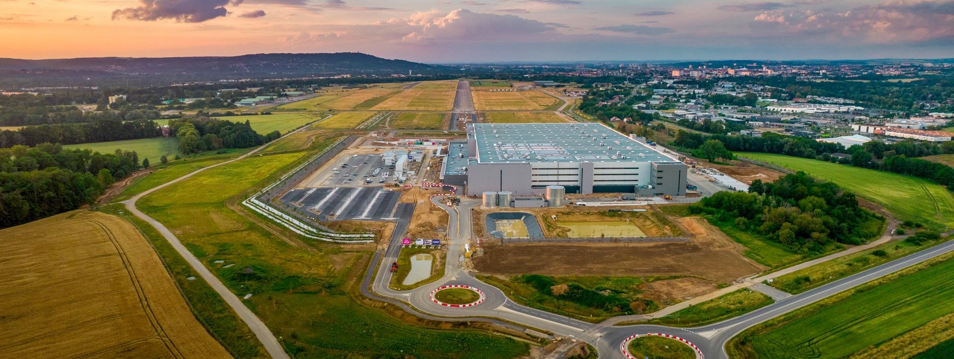 Photo d'accompagnement qui montre le dépôt Amazon vu du ciel