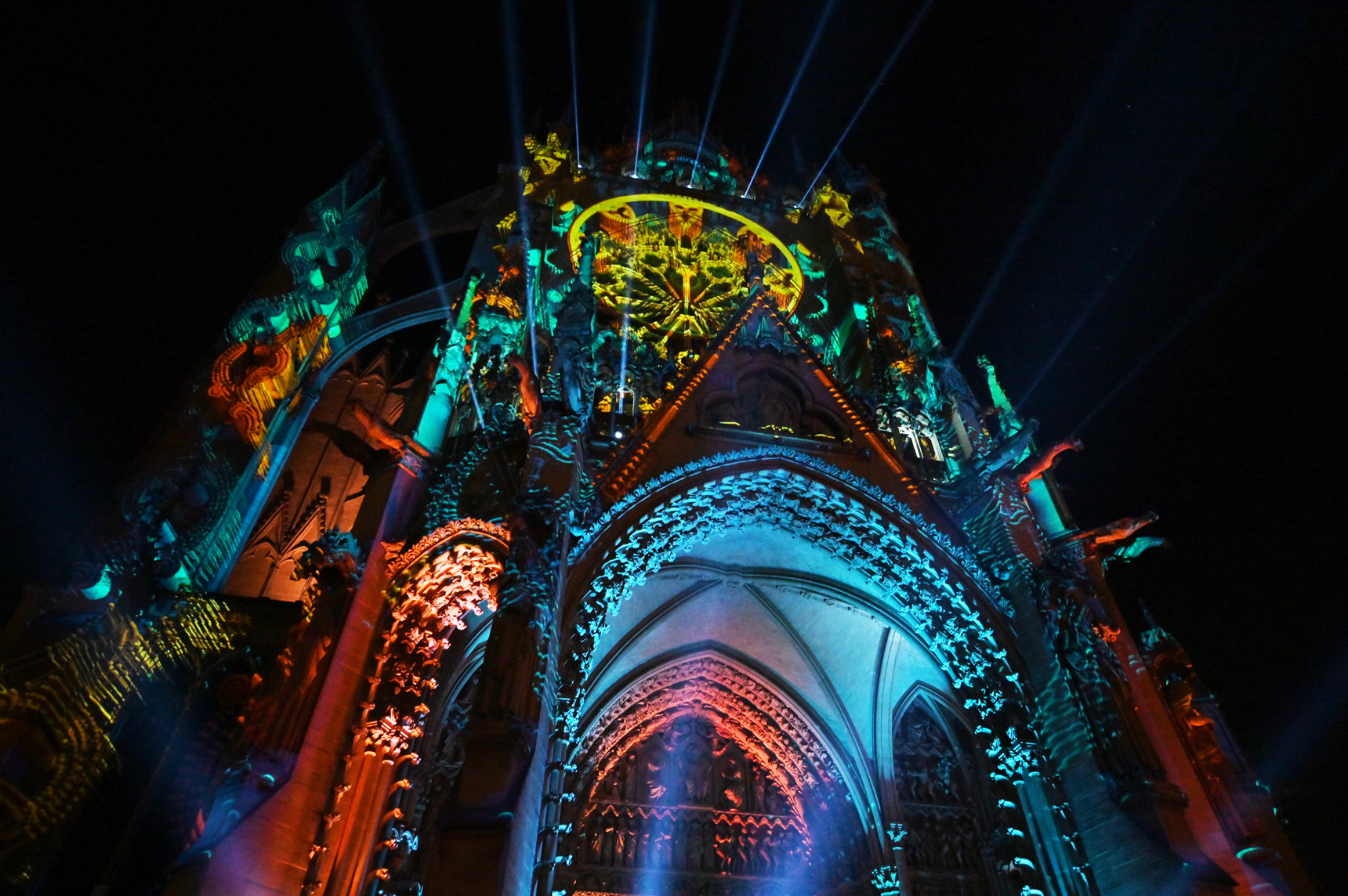 Photo du porche de la Cathédrale de Metz pendant le festival Constellations