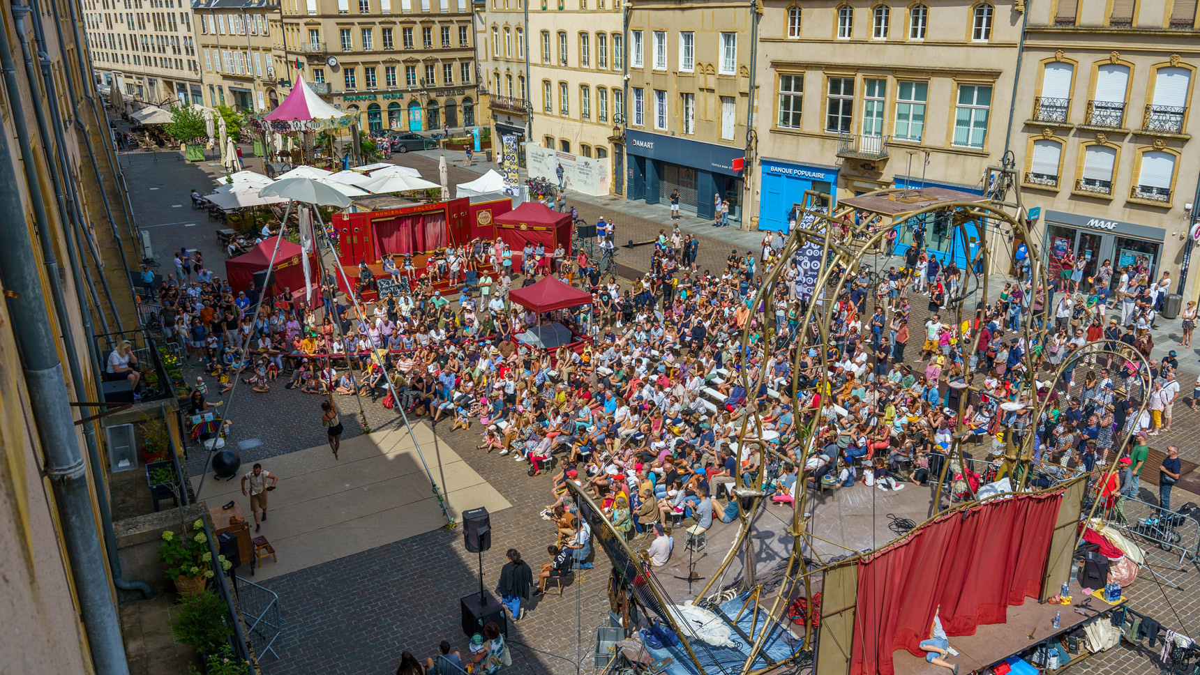 Large public devant un spectacle d'Hop Hop Hop place Saint-Louis à Metz