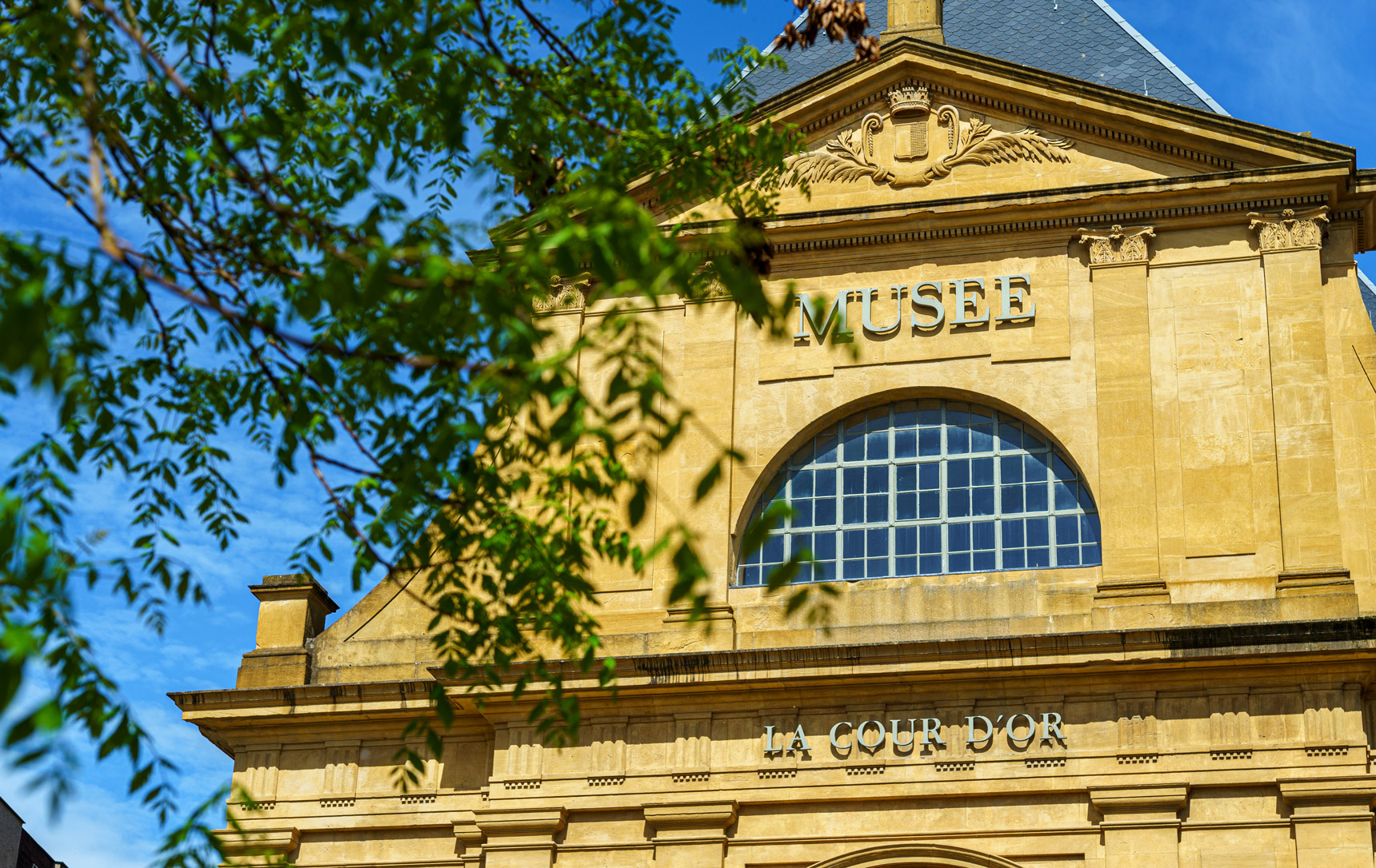 Façade du Musée de la Cour d'Or